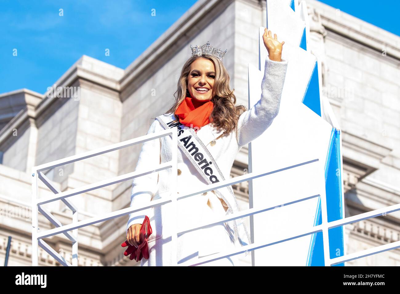 NEW YORK, NY - 25. NOVEMBER: Miss America Camille Schrier reitet den Spirit of America-Festwagen während der jährlichen Macy's Thanksgiving Day Parade 95th am 25. November 2021 in New York City. Stockfoto