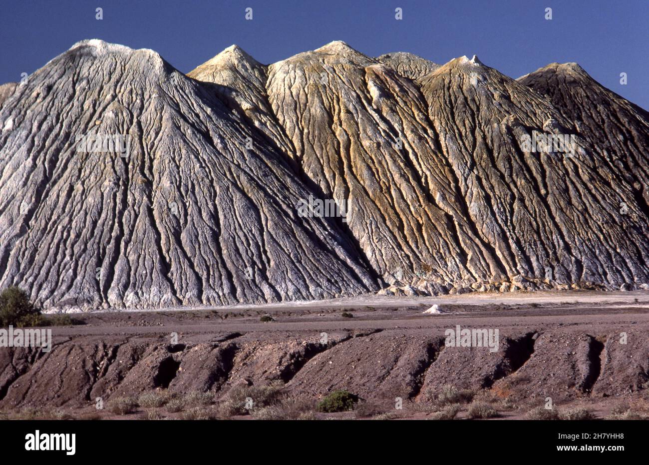 VERLASSENE KOHLEBERGBAU-STACKS, LEIGH CREEK OFFENER BRAUNKOHLEBERGBAU, DER SEINEN BETRIEB 2015 EINGESTELLT HAT. SÜDAUSTRALIEN. Stockfoto