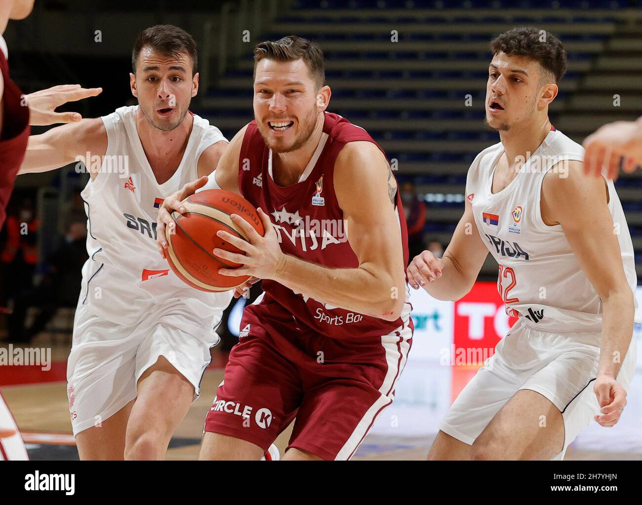 Belgrad. 25th. November 2021. Die lettische Dairis Bertans (C) steht mit der serbischen Nemanja Dangubic (L) und Uros Trifunovic während des ersten Qualifikationsspiel der FIBA-Weltmeisterschaft zwischen Serbien und Lettland in Belgrad, Serbien, am 25. November 2021 in der Gruppe auf. Kredit: Predrag Milosavljevic/Xinhua/Alamy Live Nachrichten Stockfoto