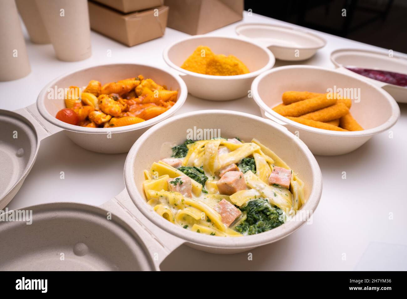 Zubereitung Und Kochen Von Batch-Mahlzeiten. Zubereitetes Mittagessen Zum Mitnehmen Stockfoto