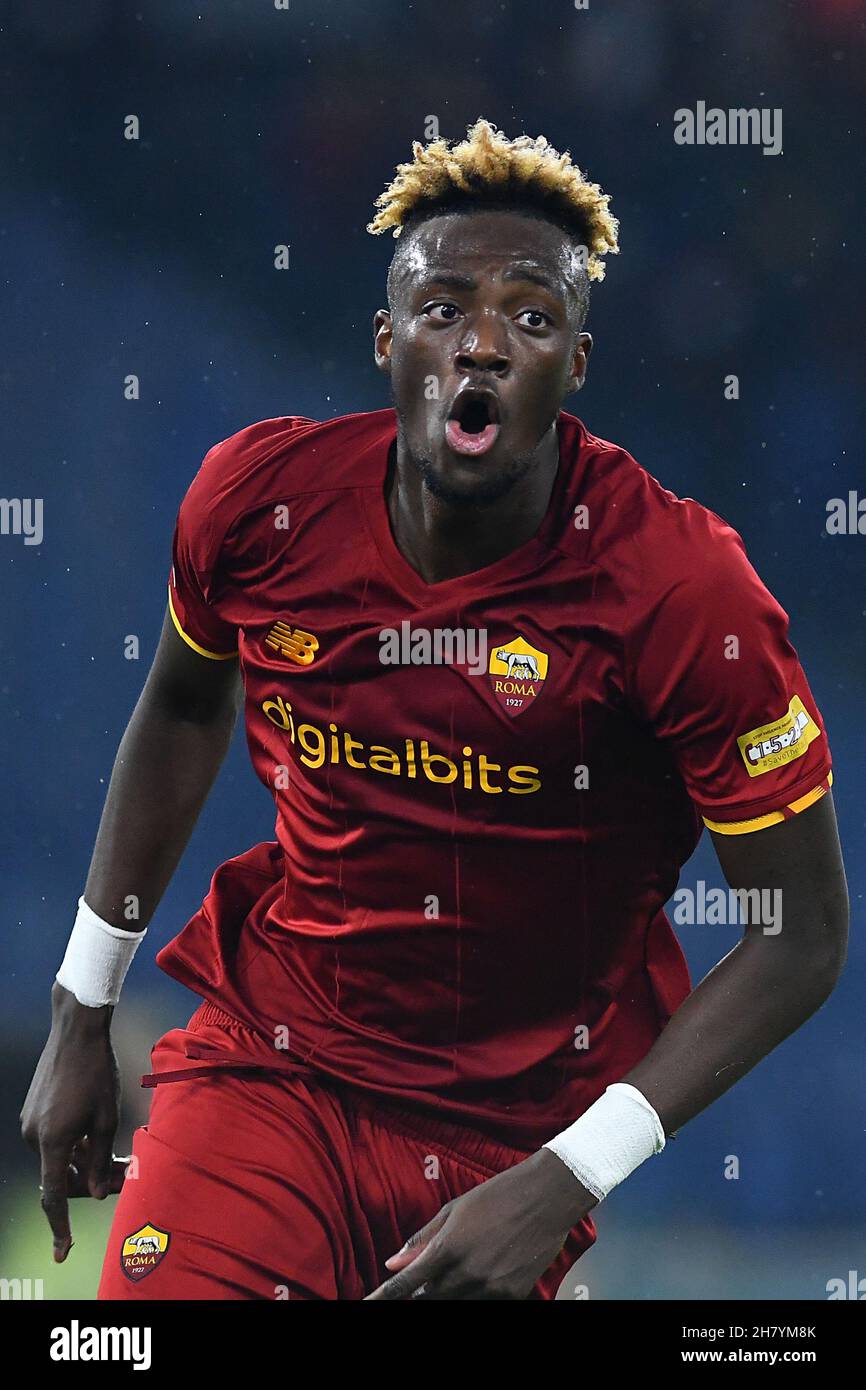 Stadio Olimpico, Rom, Italien. 25th. November 2021. Europa Conference League Football Roma gegen Zorya Lugansk: Tammy Abraham von AS Roma feiert nach seinem Tor für 3-0 in der 46th-minütigen Gutschrift: Action Plus Sports/Alamy Live News Stockfoto