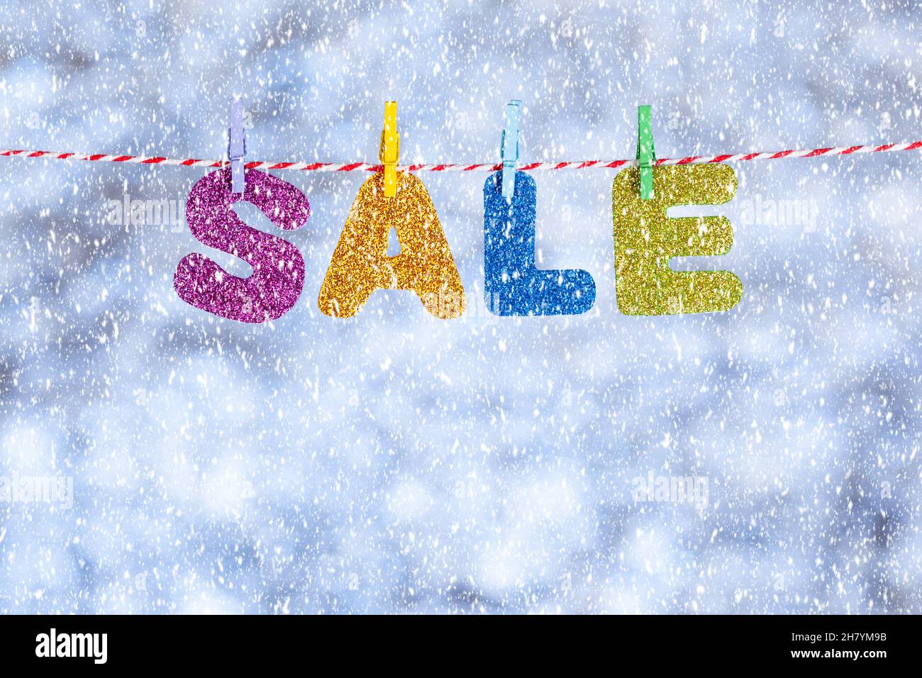 Schriftzug für Neujahr und weihnachten auf grau-blau glitzerndem Hintergrund Stockfoto