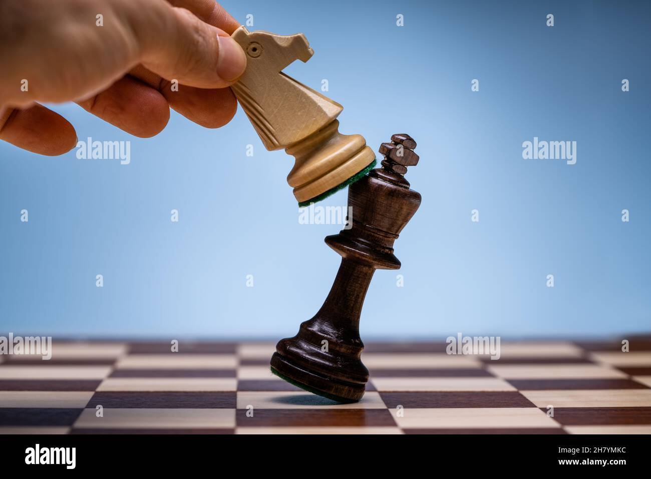 Schach Spieler einen zu besiegen König Stück bewegen Stockfoto