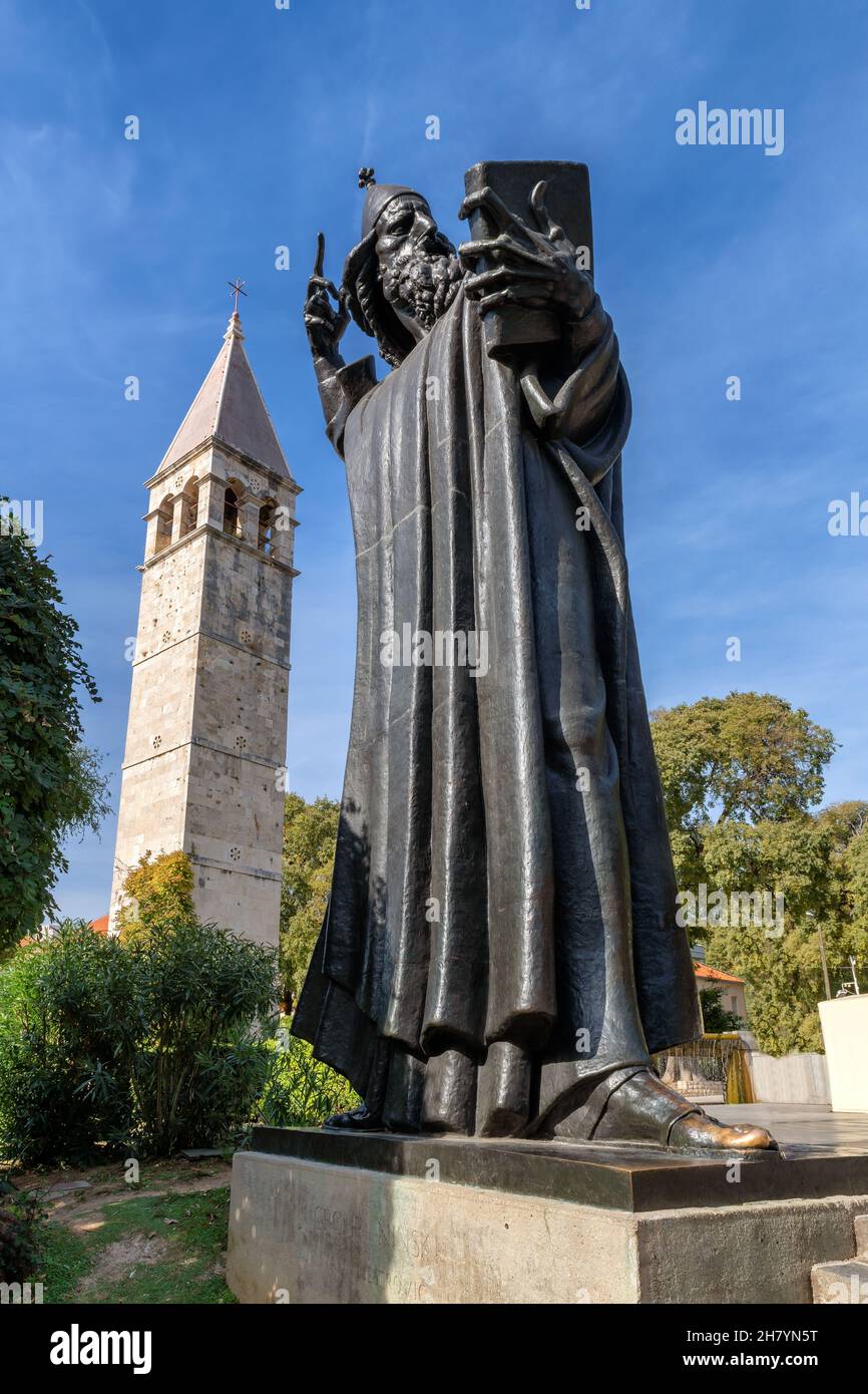 Statue des historischen kroatischen Bischofs Gregor von Nin. Wahrzeichen in Split, Kroatien. Stockfoto