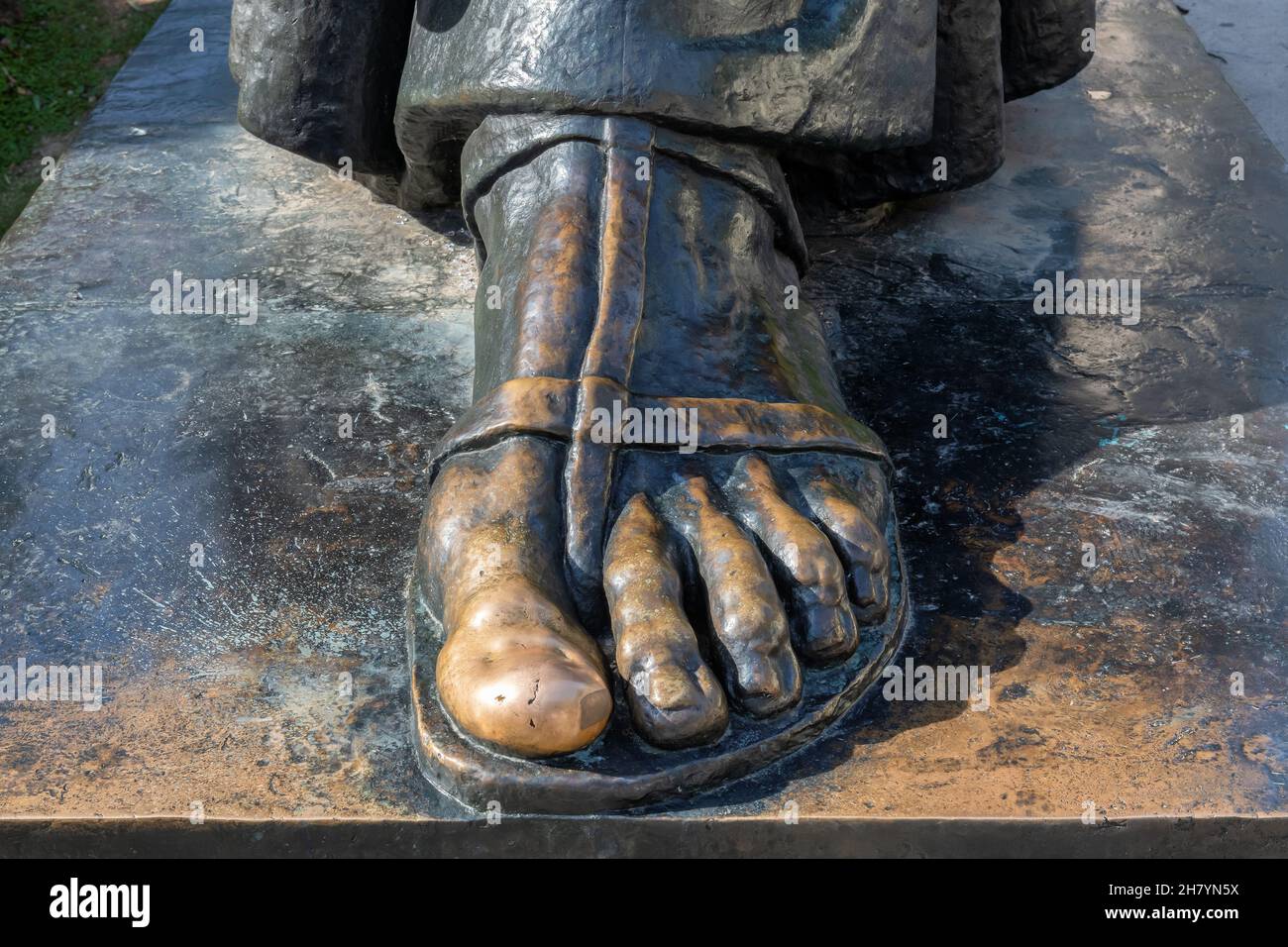 Der Fuß der Statue des historischen kroatischen Bischofs Grgur Ninski. Stockfoto