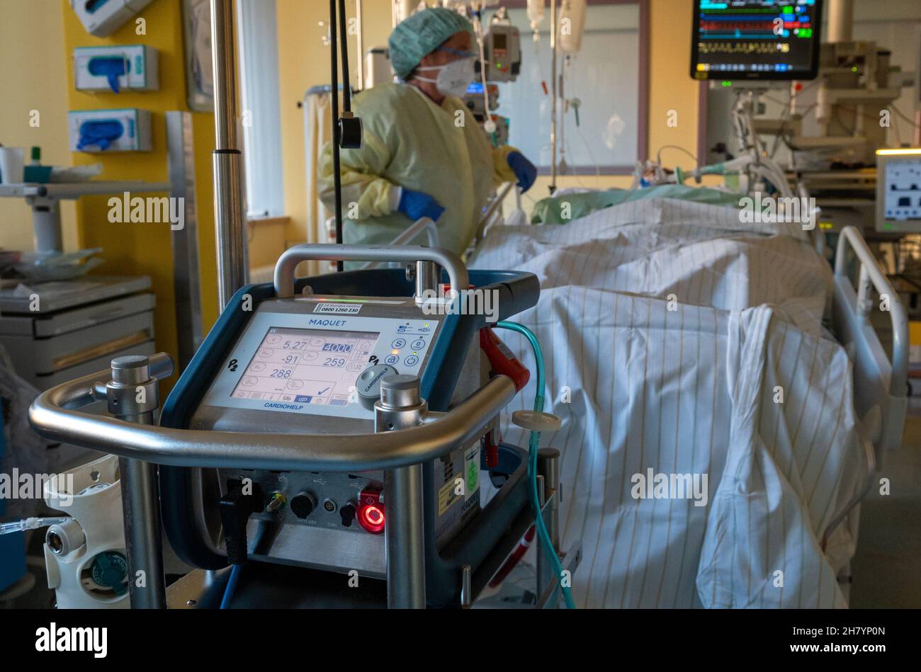 22. November 2021, Sachsen-Anhalt, Halle (Saale): Ein ECMO-Gert, eine  sogenannte knstliche Lunge, beatmet einen schwer von Covid-19 betroffenen  Patienten auf dem Corona ITS am Universittsklinikum Halle/Saale. Das  Krankenhaus ist ein Zentrum fr