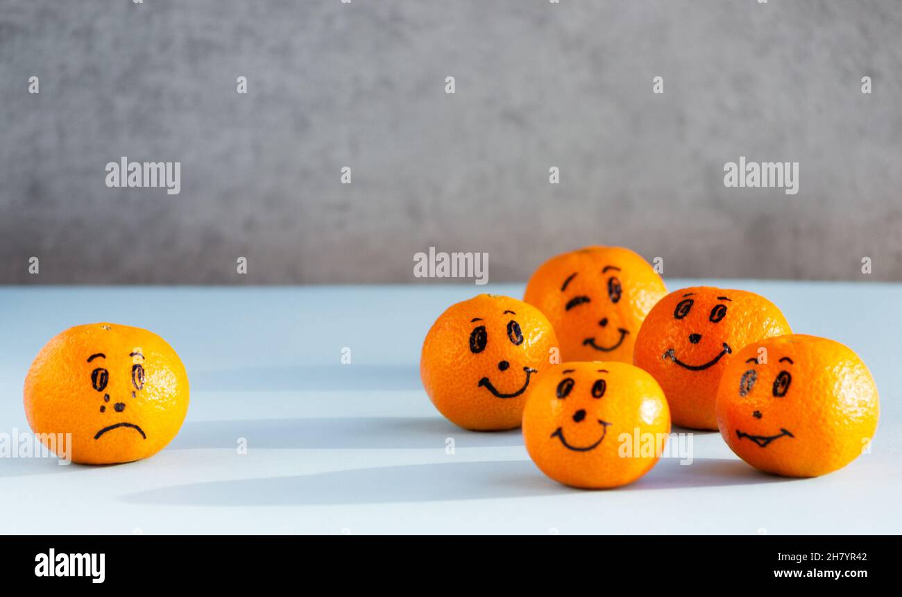 Mandarine mit bemalten Gesichtern, Zitrusfrüchten, Mandarinen-Emoji, Schikanen Stockfoto