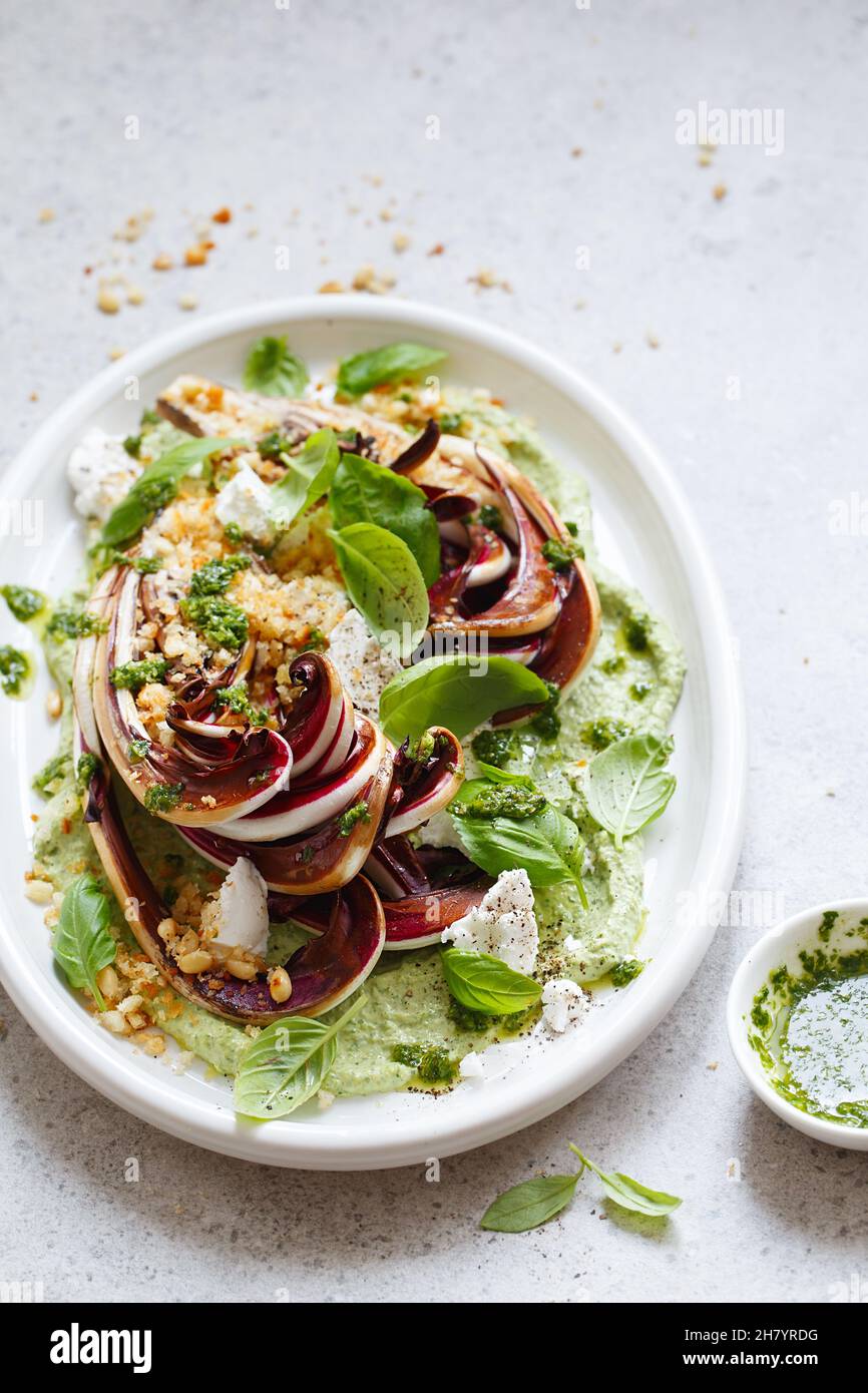 Gerösteter Radicchio-Salat mit Feta, grünem Tahini, Pinienkernen und ...