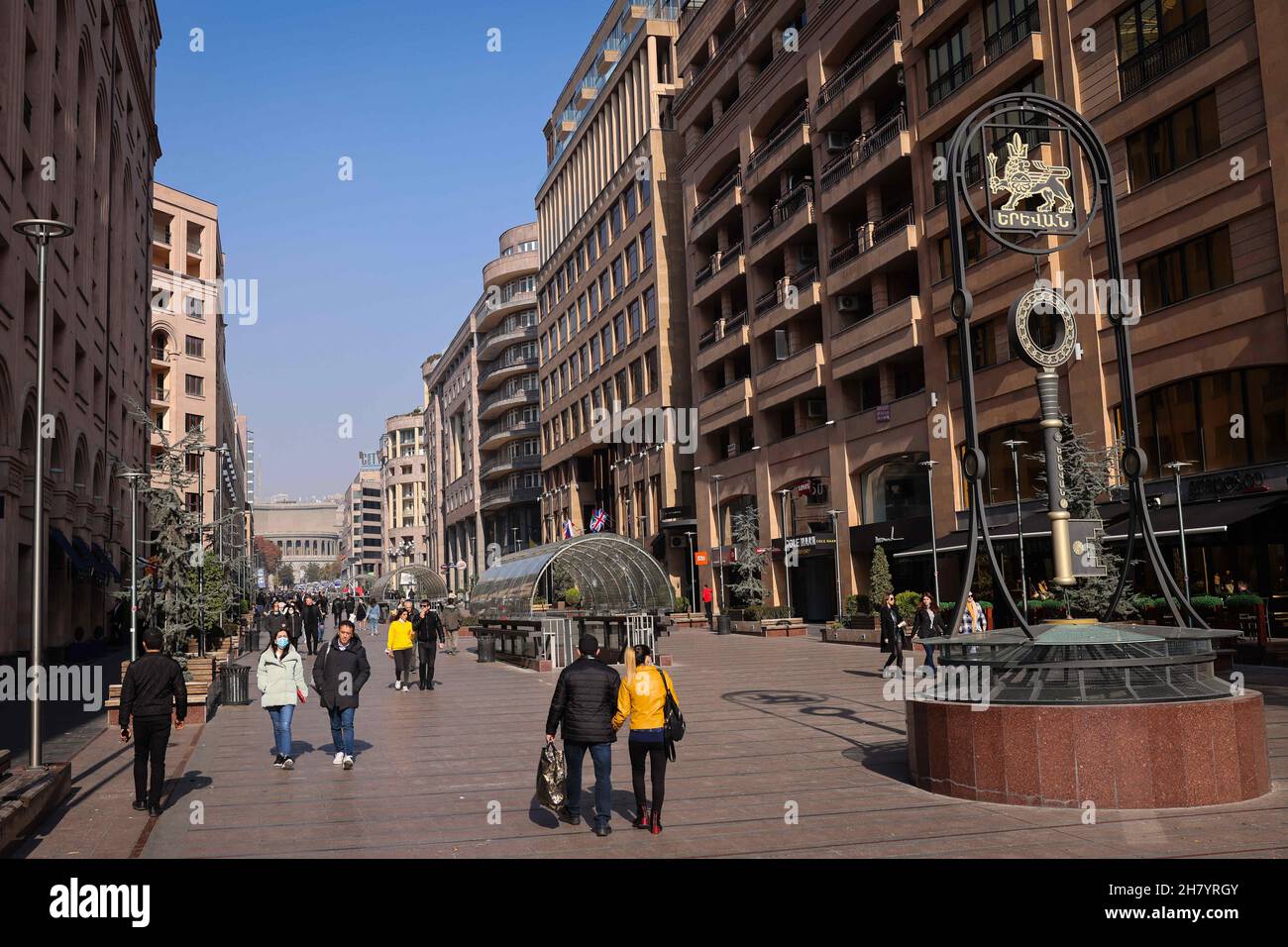 Jerewan, Armenien. 14th. November 2021. Passanten, einige mit Mundnasenschutz, laufen entlang der Northern Avenue (Einkaufsstraße) in der Innenstadt Credit: Christian Charisius/dpa/Alamy Live News Stockfoto