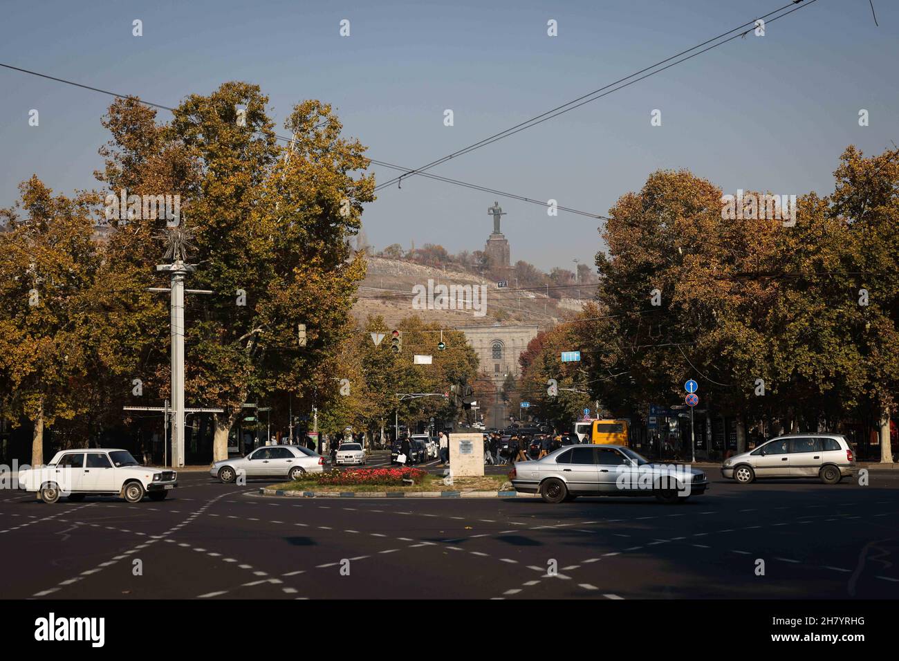 Jerewan, Armenien. 14th. November 2021. Autos fahren durch eine Kreuzung in der Innenstadt. Quelle: Christian Charisius/dpa/Alamy Live News Stockfoto