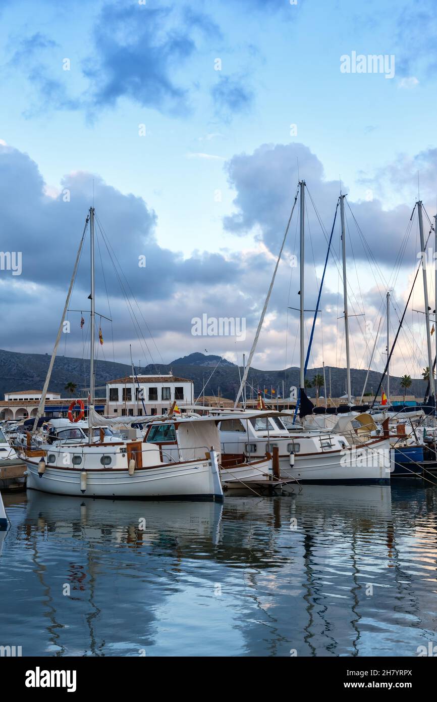 Port de Pollenca Marina mit Segelbooten Segelboote auf Mallorca Reise Urlaub Urlaub Portrait Format in Boot Spanien Stockfoto