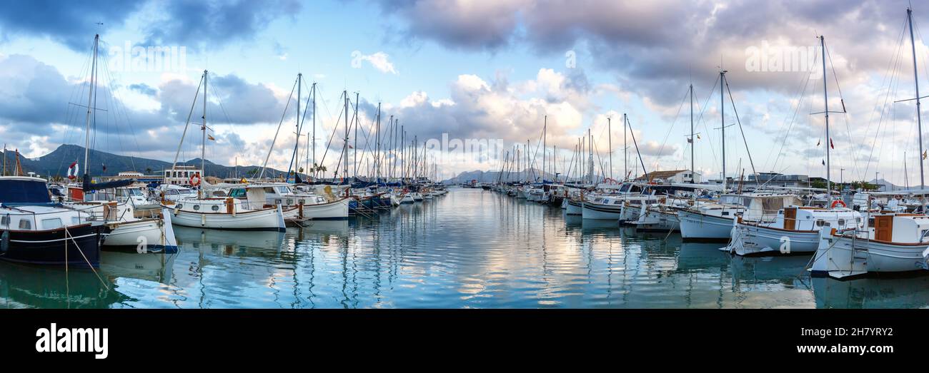 Port de Pollenca Marina mit Segelbooten Segelboote auf Mallorca Reise Urlaub Urlaub Panorama in Boot Spanien Stockfoto