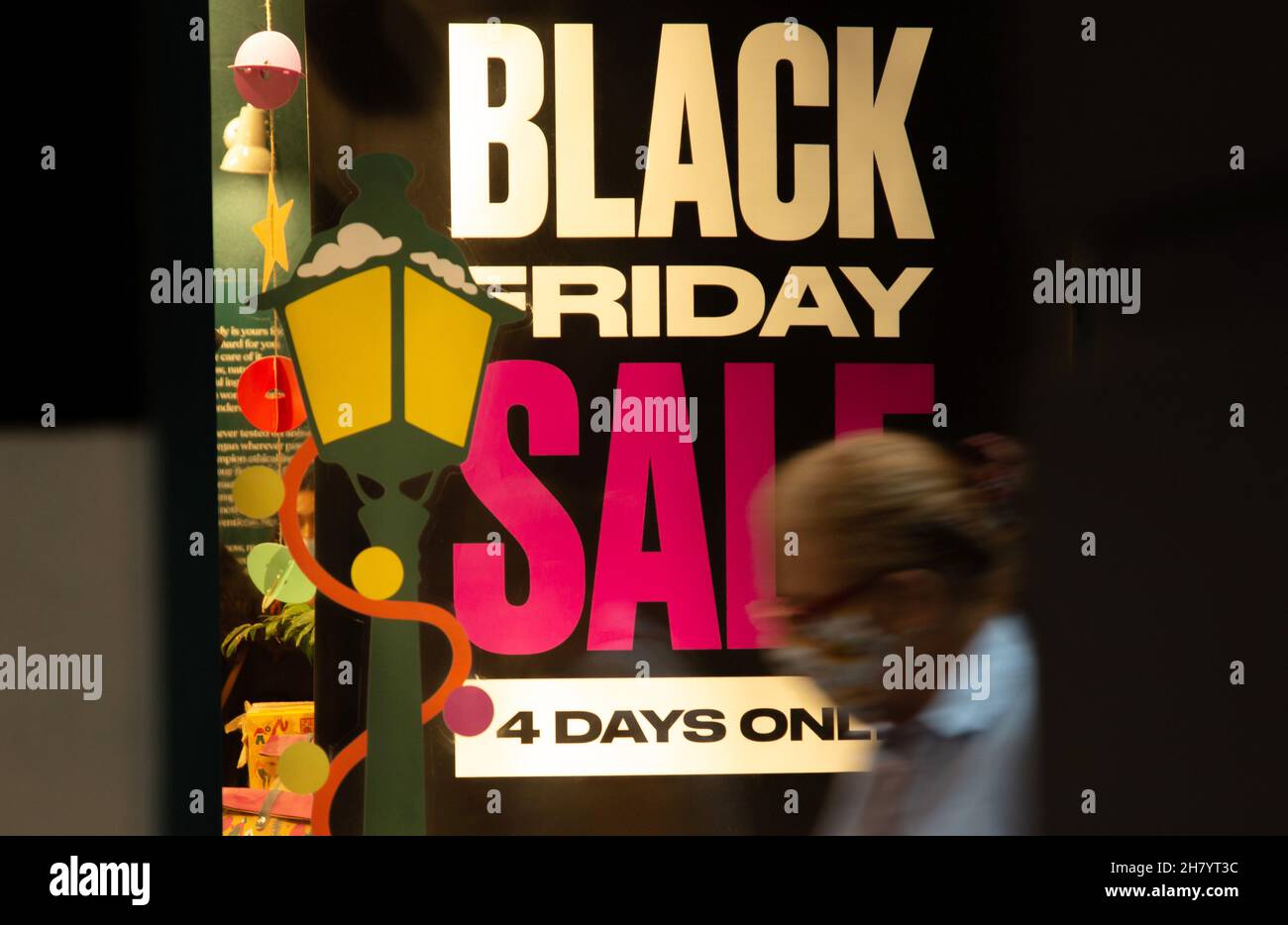 Sydney, Australien. 26th. November 2021. Ein Plakat, auf dem Rabatte für den Black Friday angeboten werden, ist am 26. November 2021 in einem Einkaufszentrum in Sydney, Australien, zu sehen. Dieses Wochenende werden Aussies im ganzen Land erwartet, dass sie ihre Geschäfte sowohl persönlich als auch online für einen der größten und am meisten erwarteten Shopping-Urlaube Australiens, den Black Friday, bevölkern werden. Quelle: Hu Jingchen/Xinhua/Alamy Live News Stockfoto