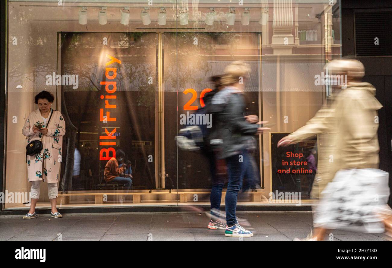 Sydney, Australien. 26th. November 2021. In einem Einkaufszentrum in Sydney, Australien, shoppen die Leute am 26. November 2021. Dieses Wochenende werden Aussies im ganzen Land erwartet, dass sie ihre Geschäfte sowohl persönlich als auch online für einen der größten und am meisten erwarteten Shopping-Urlaube Australiens, den Black Friday, bevölkern werden. Quelle: Hu Jingchen/Xinhua/Alamy Live News Stockfoto