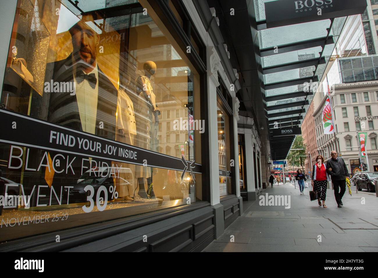 Sydney, Australien. 26th. November 2021. In einem Einkaufszentrum in Sydney, Australien, shoppen die Leute am 26. November 2021. Dieses Wochenende werden Aussies im ganzen Land erwartet, dass sie ihre Geschäfte sowohl persönlich als auch online für einen der größten und am meisten erwarteten Shopping-Urlaube Australiens, den Black Friday, bevölkern werden. Quelle: Hu Jingchen/Xinhua/Alamy Live News Stockfoto