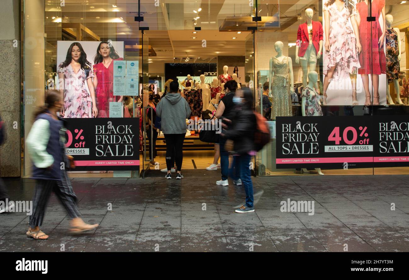 Sydney, Australien. 26th. November 2021. In einem Einkaufszentrum in Sydney, Australien, shoppen die Leute am 26. November 2021. Dieses Wochenende werden Aussies im ganzen Land erwartet, dass sie ihre Geschäfte sowohl persönlich als auch online für einen der größten und am meisten erwarteten Shopping-Urlaube Australiens, den Black Friday, bevölkern werden. Quelle: Hu Jingchen/Xinhua/Alamy Live News Stockfoto