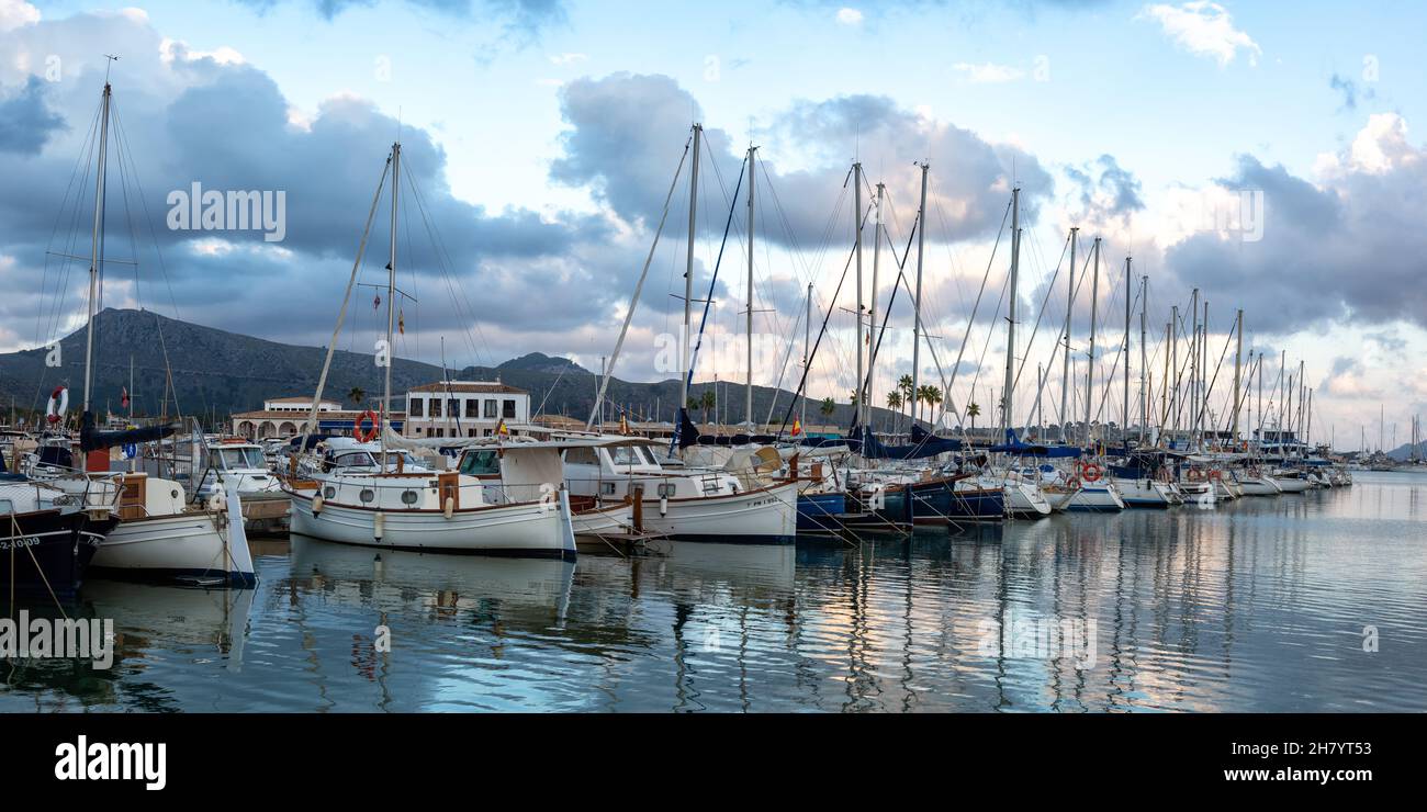 Port de Pollenca Marina mit Segelbooten Segelboote auf Mallorca Reise Urlaub Urlaub Panorama in Boot Spanien Stockfoto