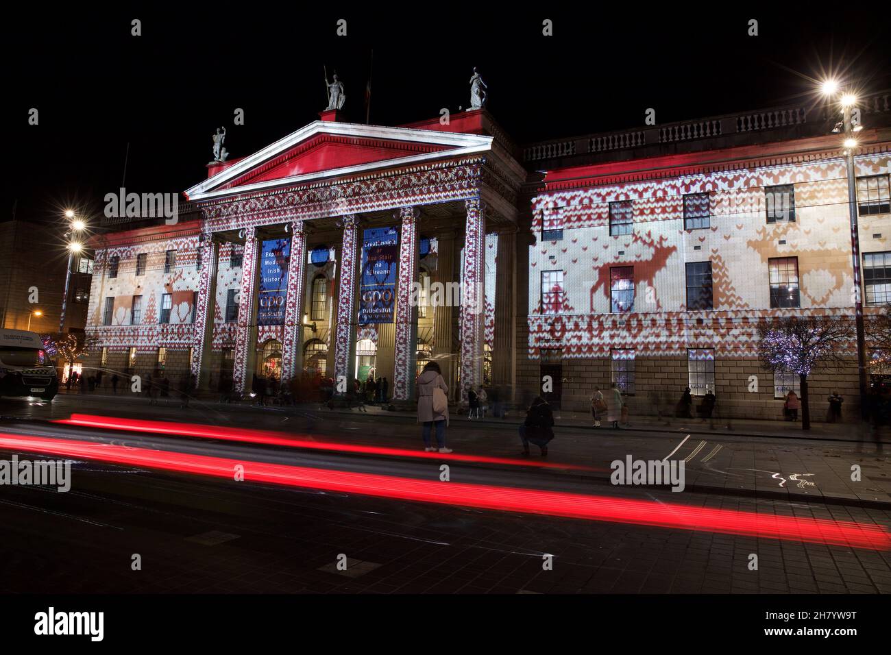 Dublin, Irland - 24. November 2021: Das General Post Office in der O'Connell Street, beleuchtet in Weihnachtslichtern. Stockfoto