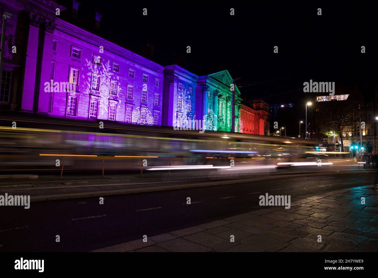 Dublin, Irland - 24. November 2021: Trinity College Dublin auf College Green beleuchtet mit einer festlichen Weihnachts-Lichtshow und den Lichtwegen von Stockfoto
