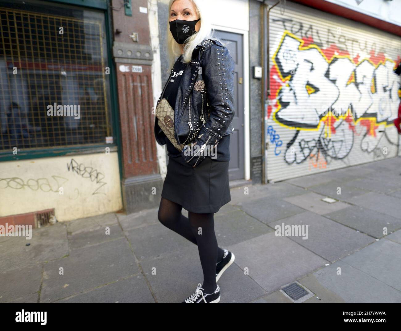 London, England, Großbritannien. Frau in Lederjacke und Totenkopf und Gesichtsmask, 2021 Stockfoto