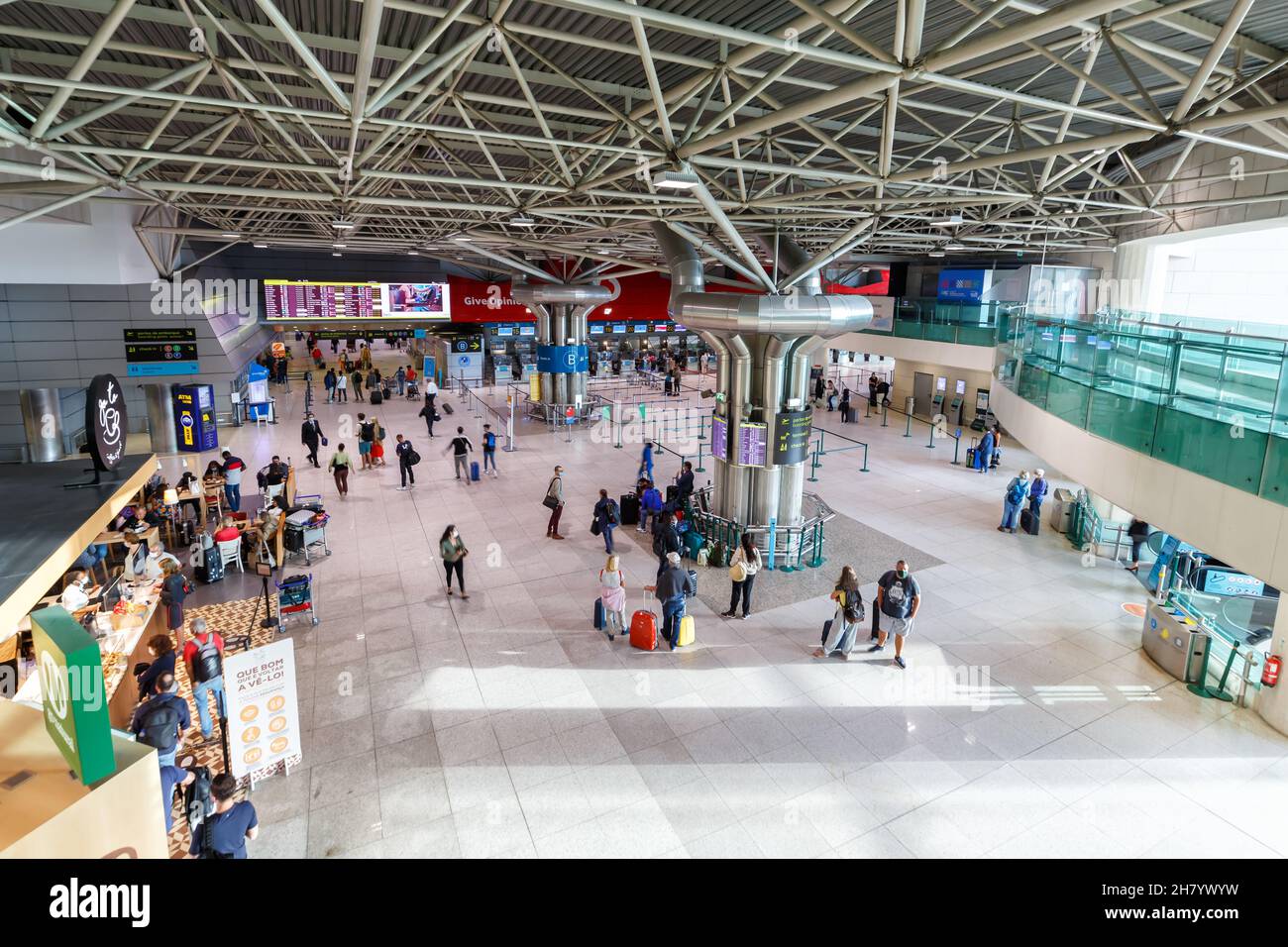 Lissabon, Portugal - 25. September 2021: Terminal des Flughafens von Lissabon (LIS) in Portugal. Stockfoto