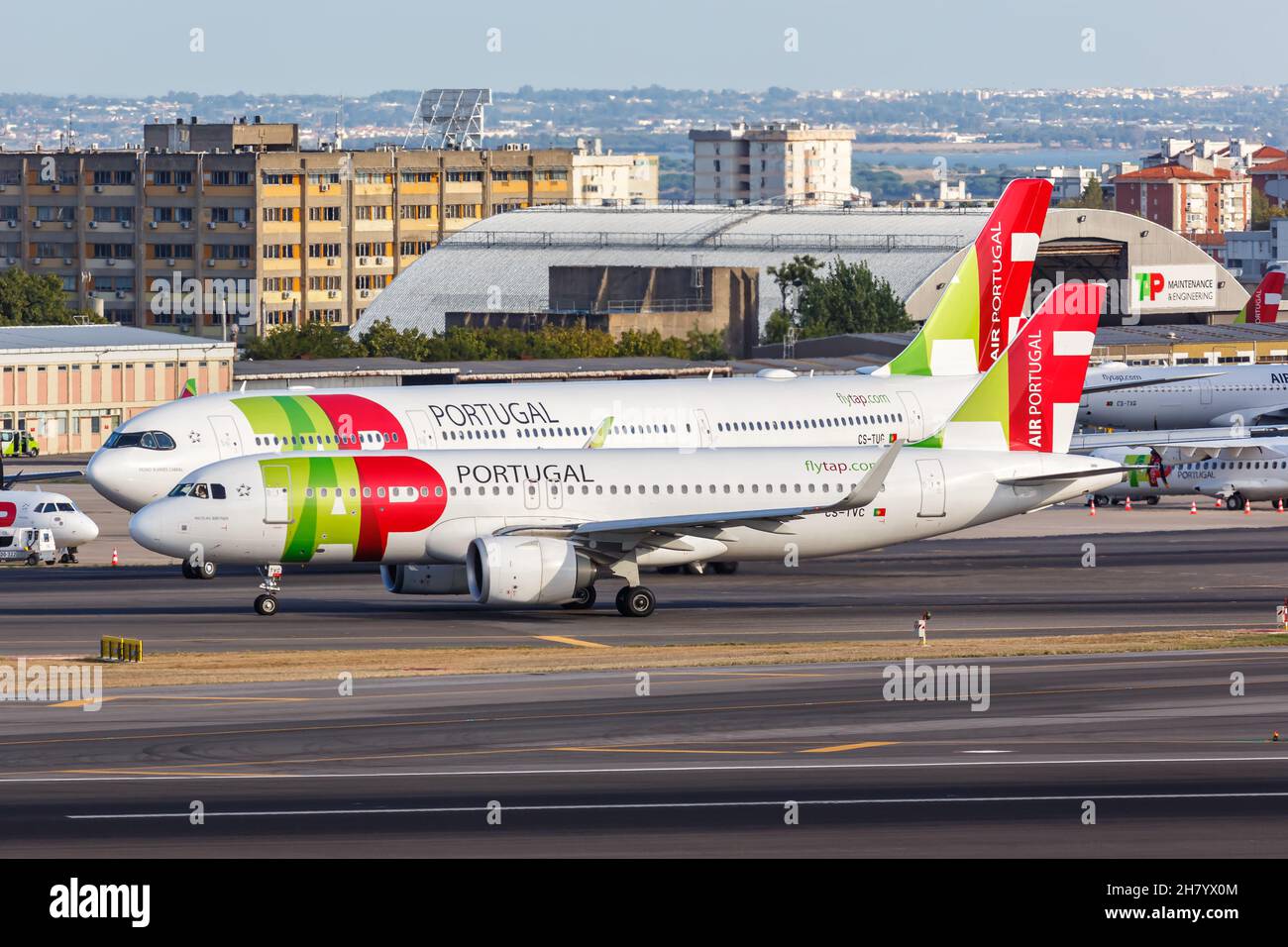 Lissabon, Portugal - 24. September 2021: TAP Air Portugal Flugzeuge vom Typ Airbus A320neo und A330-900neo am Flughafen Lissabon (LIS) in Portugal. Stockfoto