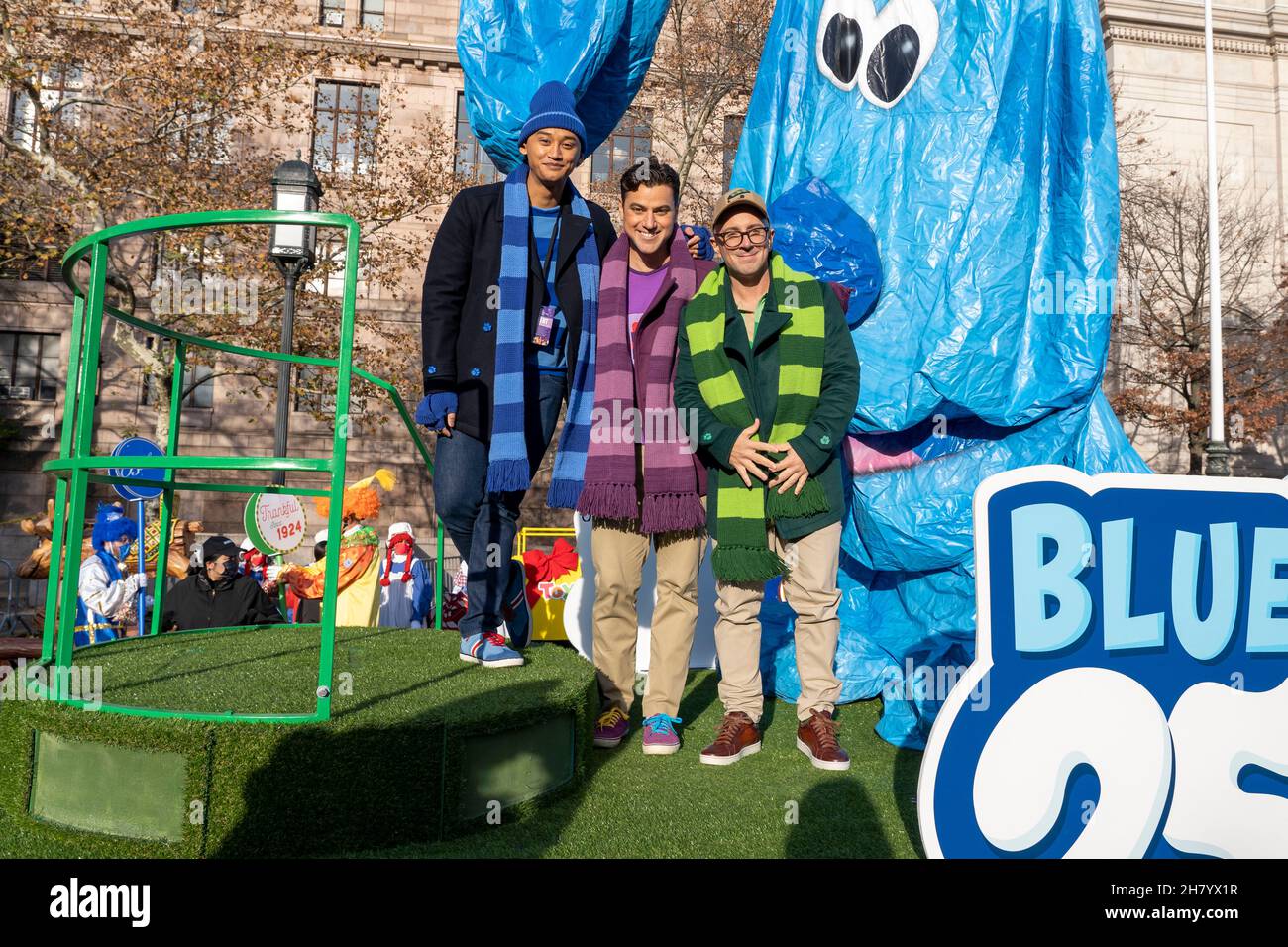 New York, Usa. 25th. November 2021. Steve Burns (Steve), Donovan Patton (Joe) und Joshua Dela Cruz (Josh) fahren auf dem Blue 25 während der jährlichen Macy's Thanksgiving Day Parade 95th in New York City. Kredit: SOPA Images Limited/Alamy Live Nachrichten Stockfoto