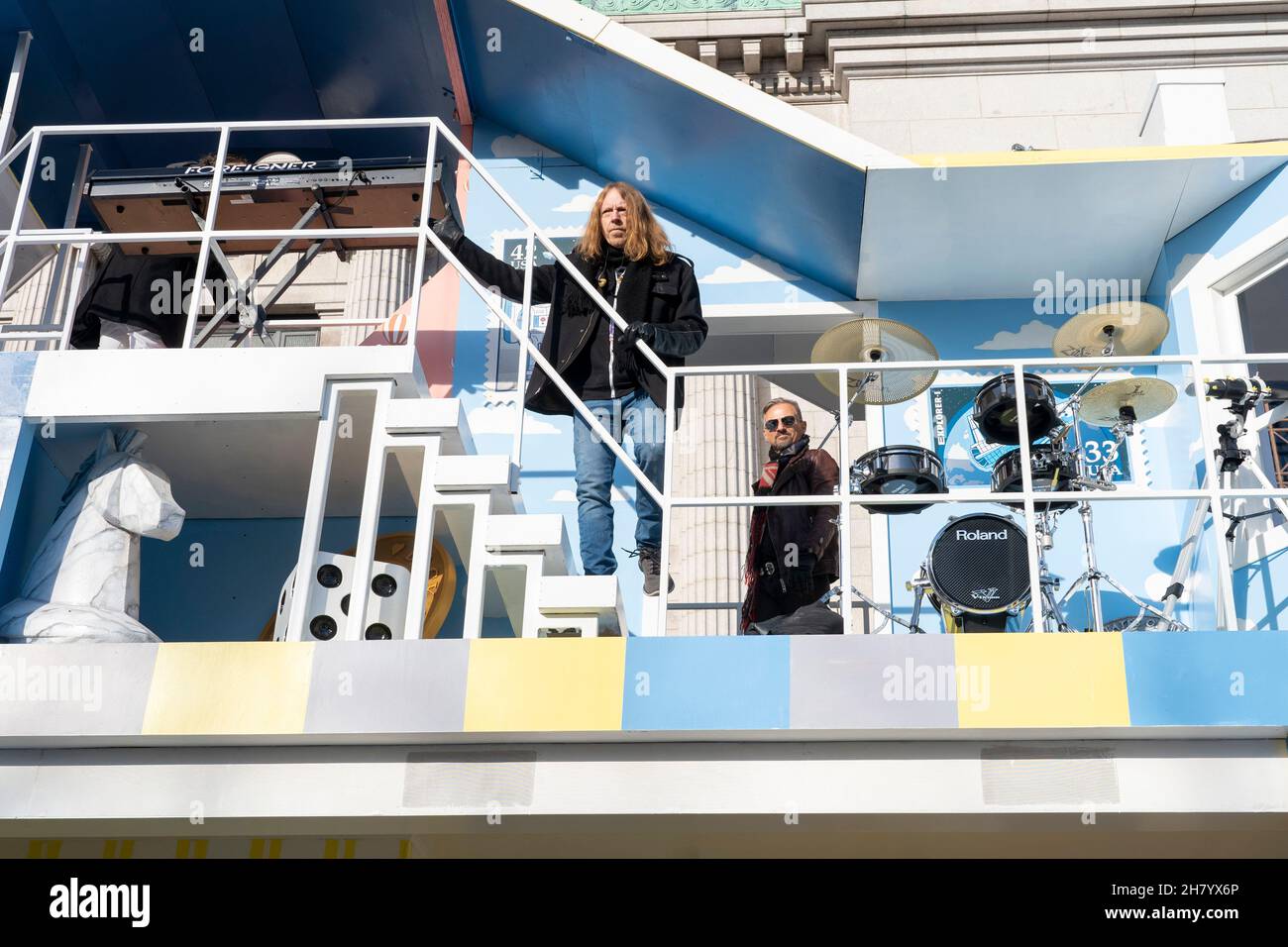 New York, Usa. 25th. November 2021. Ausländische Bandmitglieder fahren auf einem Festwagen während der jährlichen Macy's Thanksgiving Day Parade 95th in New York City. Kredit: SOPA Images Limited/Alamy Live Nachrichten Stockfoto