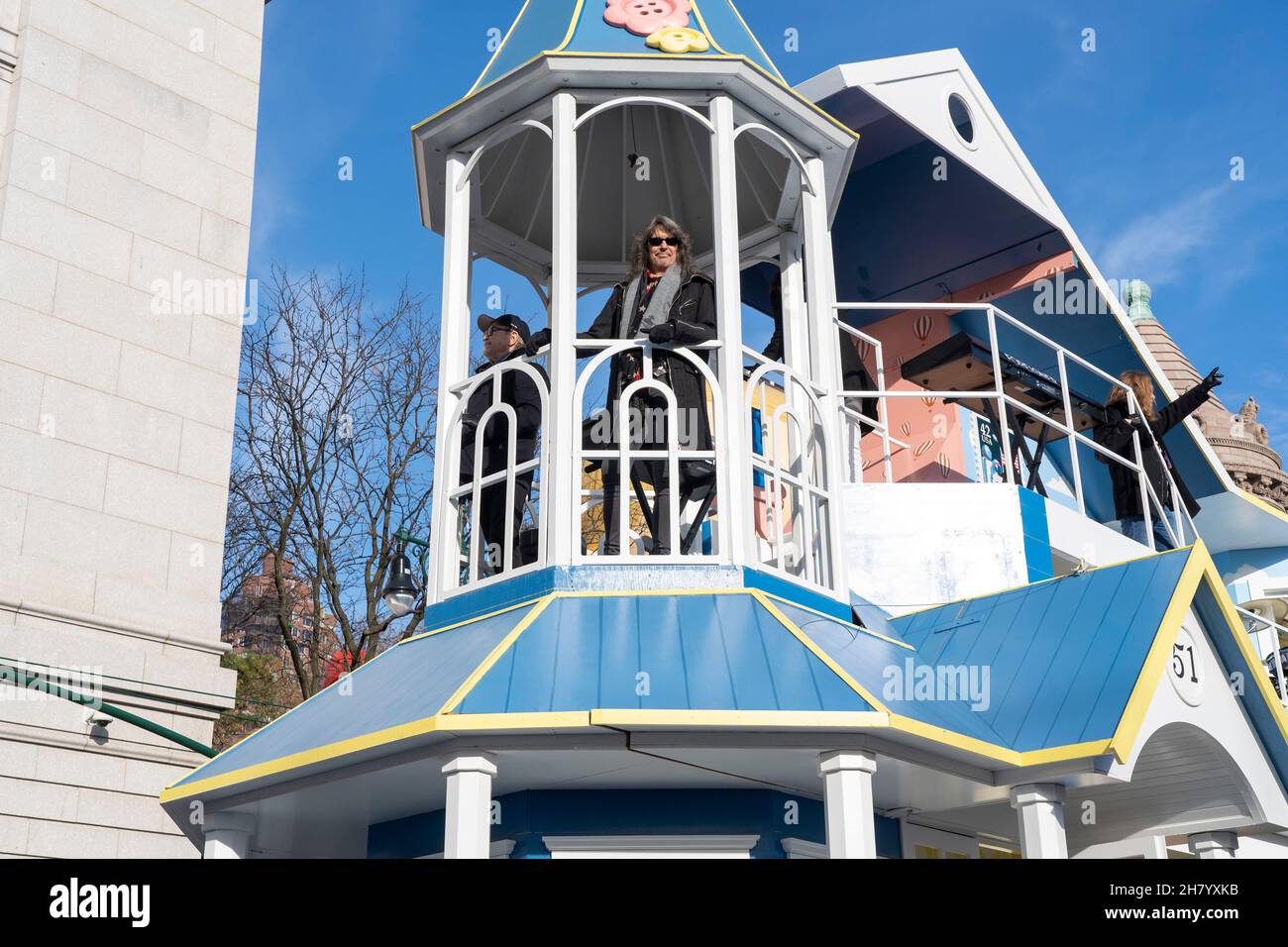 Ausländische Bandmitglieder fahren auf einem Festwagen während der jährlichen Macy's Thanksgiving Day Parade 95th in New York City. (Foto von Ron Adar / SOPA Images/Sipa USA) Stockfoto