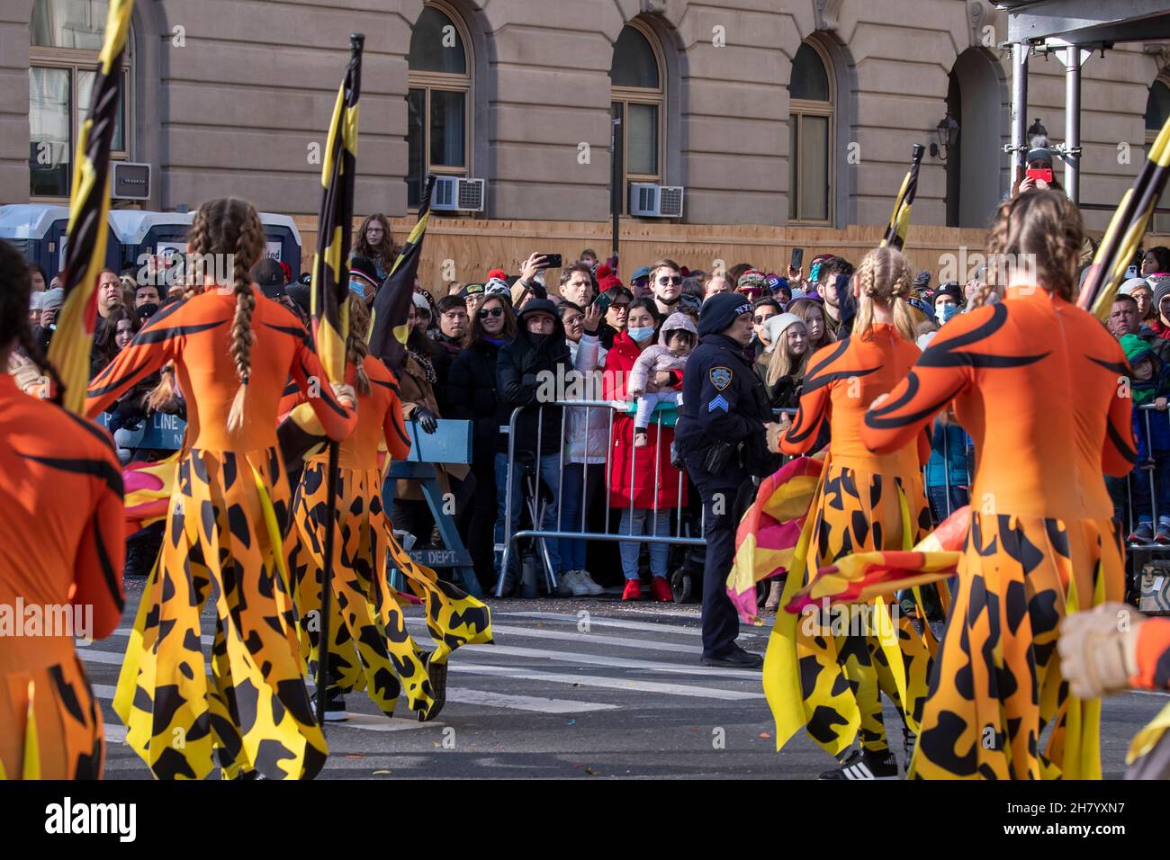 Während der jährlichen Macy's Thanksgiving Day Parade 95th in New York City beobachten die Menschen die Blaskapellen. (Foto von Ron Adar / SOPA Images/Sipa USA) Stockfoto