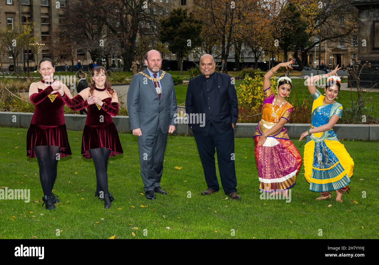 Vorstellung von Diwali mit irischen und indischen Tänzern, Frank Ross, Lord Provost & Rajnish Singh, Präsident von Edinburgh Diwali, Schottland, Großbritannien Stockfoto