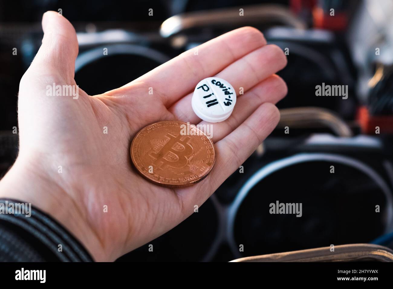 Bitcoin Bergbaufarm und Pandemie. Unser neues Leben. Hochwertige Fotos Stockfoto