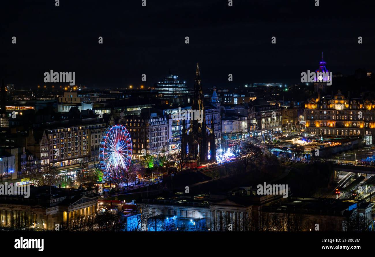 Weihnachtsmarkt und Big Wheel beleuchtet in der Nacht, Edinburgh Stadtzentrum, Schottland, Großbritannien Stockfoto