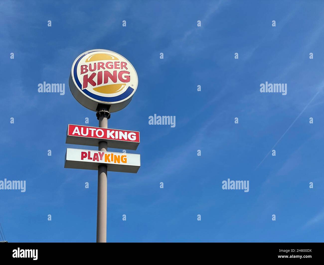 Barcelona, Spanien - 05 Aug 2021 - Ein Burguer King Zeichen an einem sonnigen Tag Stockfoto