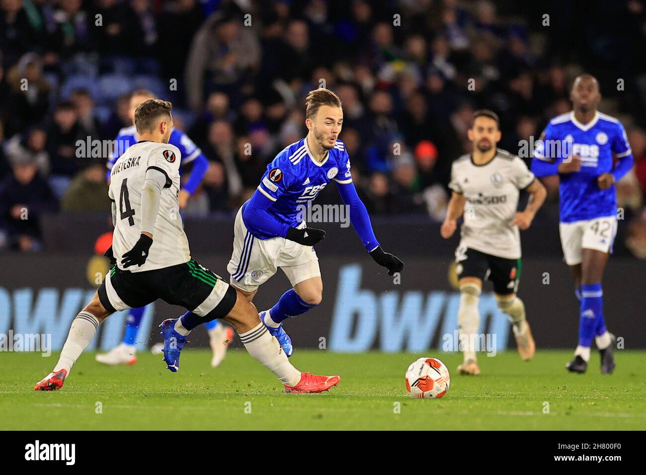 Leicester, Großbritannien. 25th. November 2021. James Maddison #10 von Leicester City wird am 11/25/2021 von Mateusz Wieteska #4 von Legia Warsaw in Leicester, Großbritannien, gefoult. (Foto von Conor Molloy/News Images/Sipa USA) Quelle: SIPA USA/Alamy Live News Stockfoto