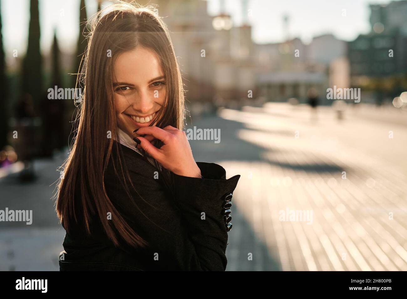 Portrait einer jungen Frau, die im Freien lächelt. Stockfoto