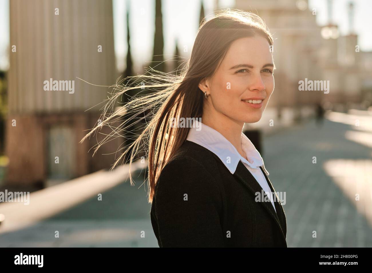 Porträt einer jungen Frau, die im Freien geht. Stockfoto