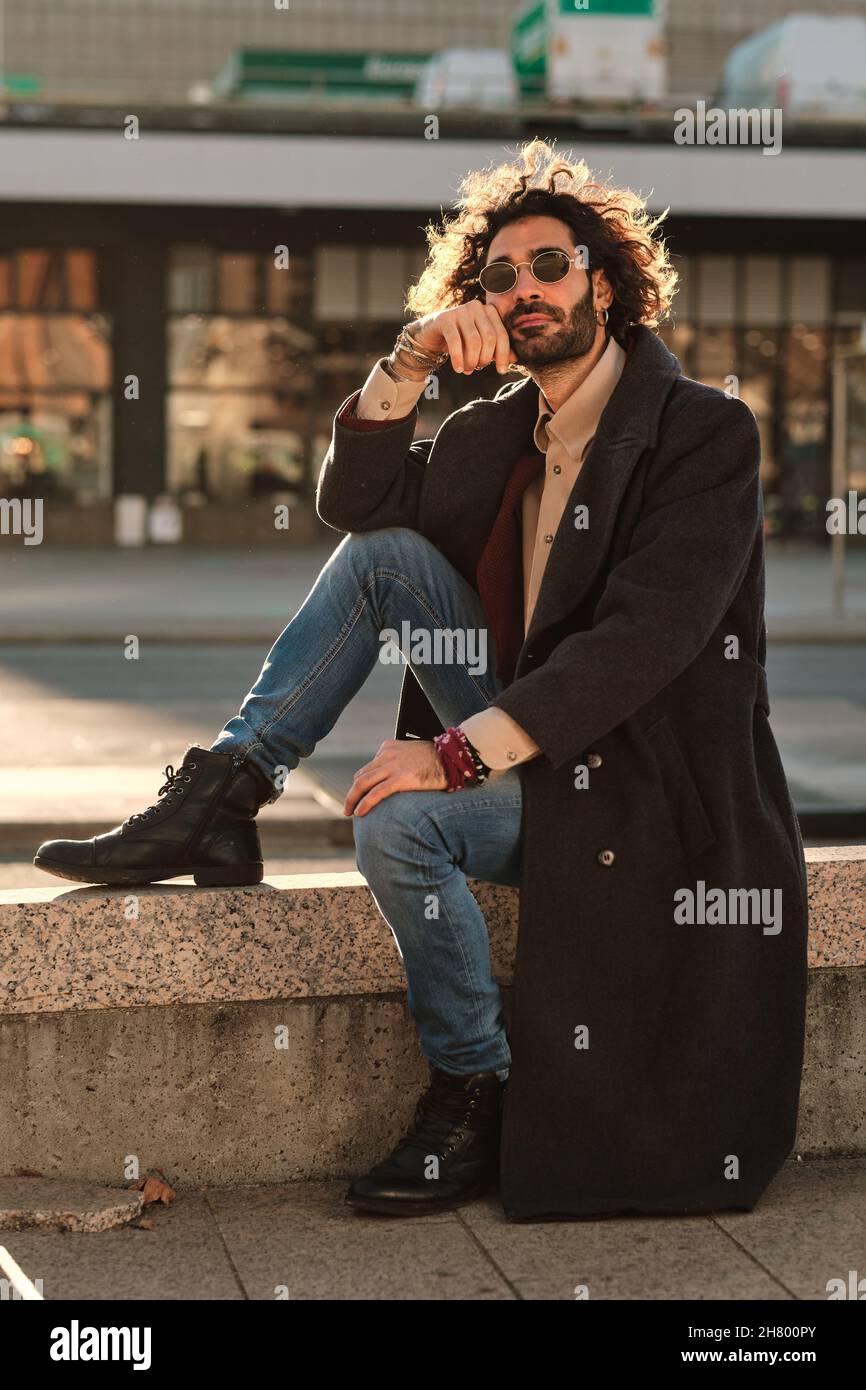 Porträt eines Hipster Mann stilvoll im Freien gekleidet. Stockfoto