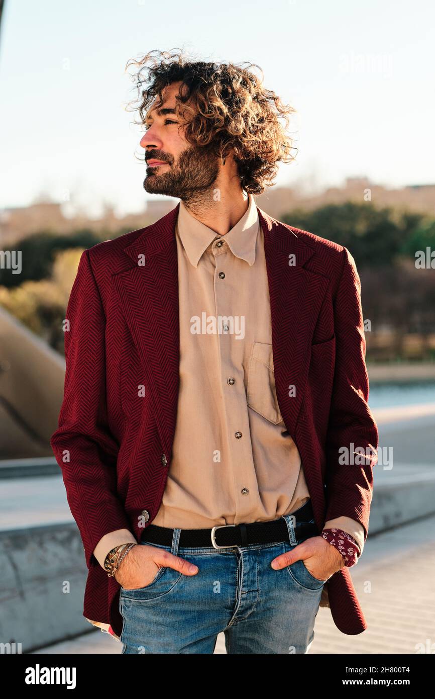 Hipster Mann gekleidet stilvoll im Freien stehen. Stockfoto