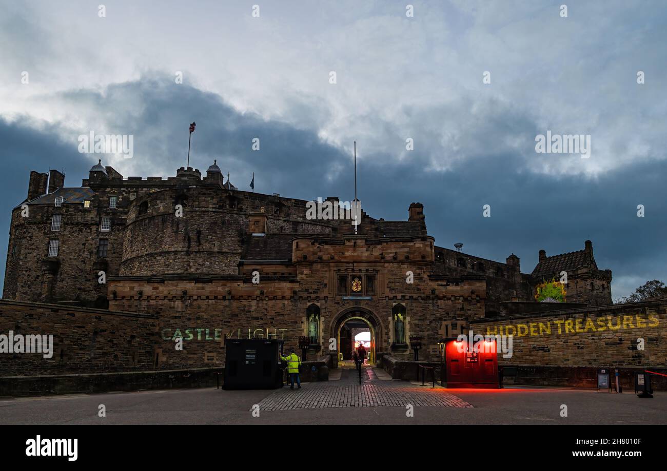 Castle of Light Show, Edinburgh Castle Esplanade in der Abenddämmerung, Schottland, Großbritannien Stockfoto
