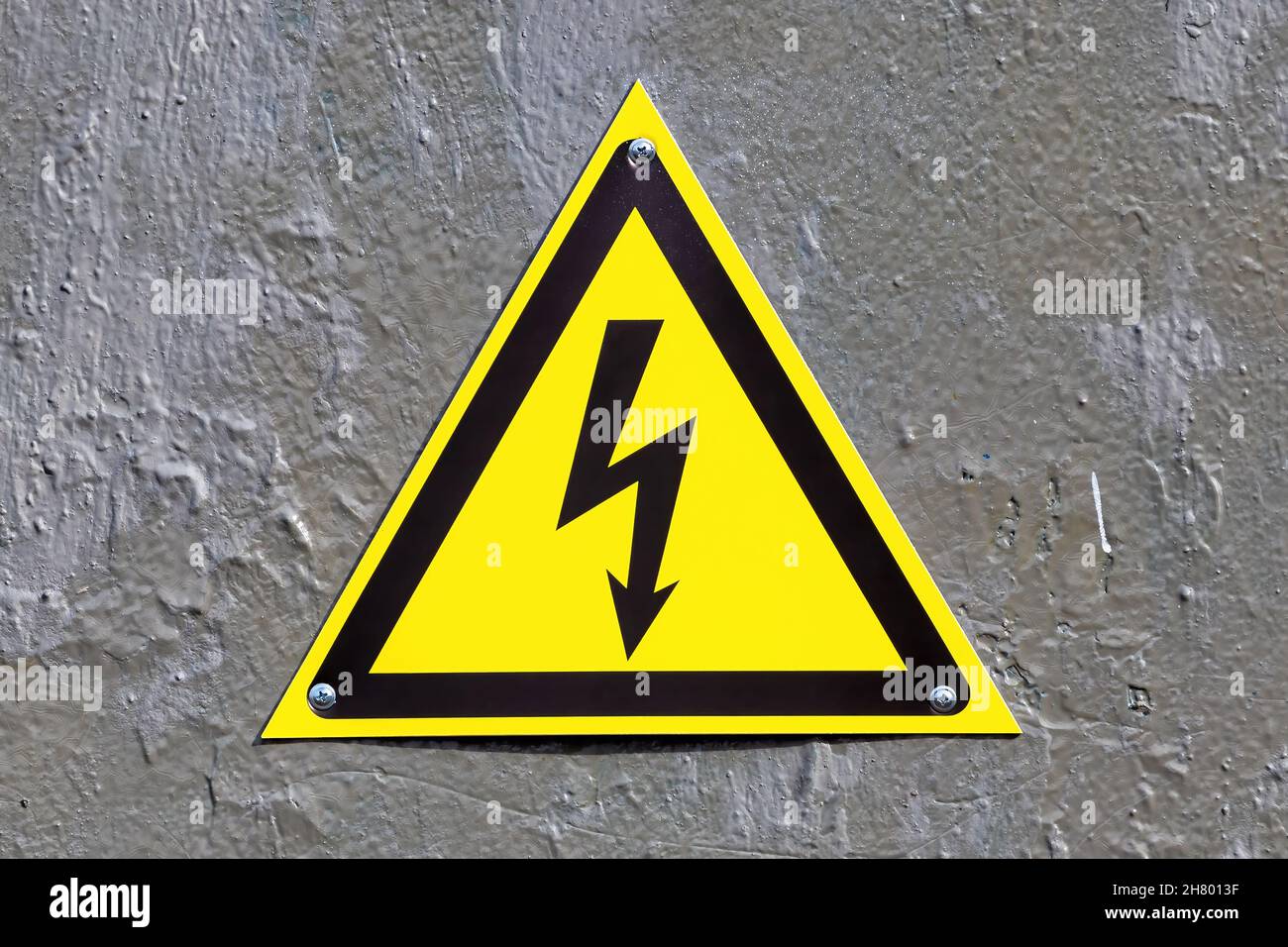 Hochspannungsschild mit Blitz auf gelbem Hintergrund. Gefahrensymbol. Stockfoto