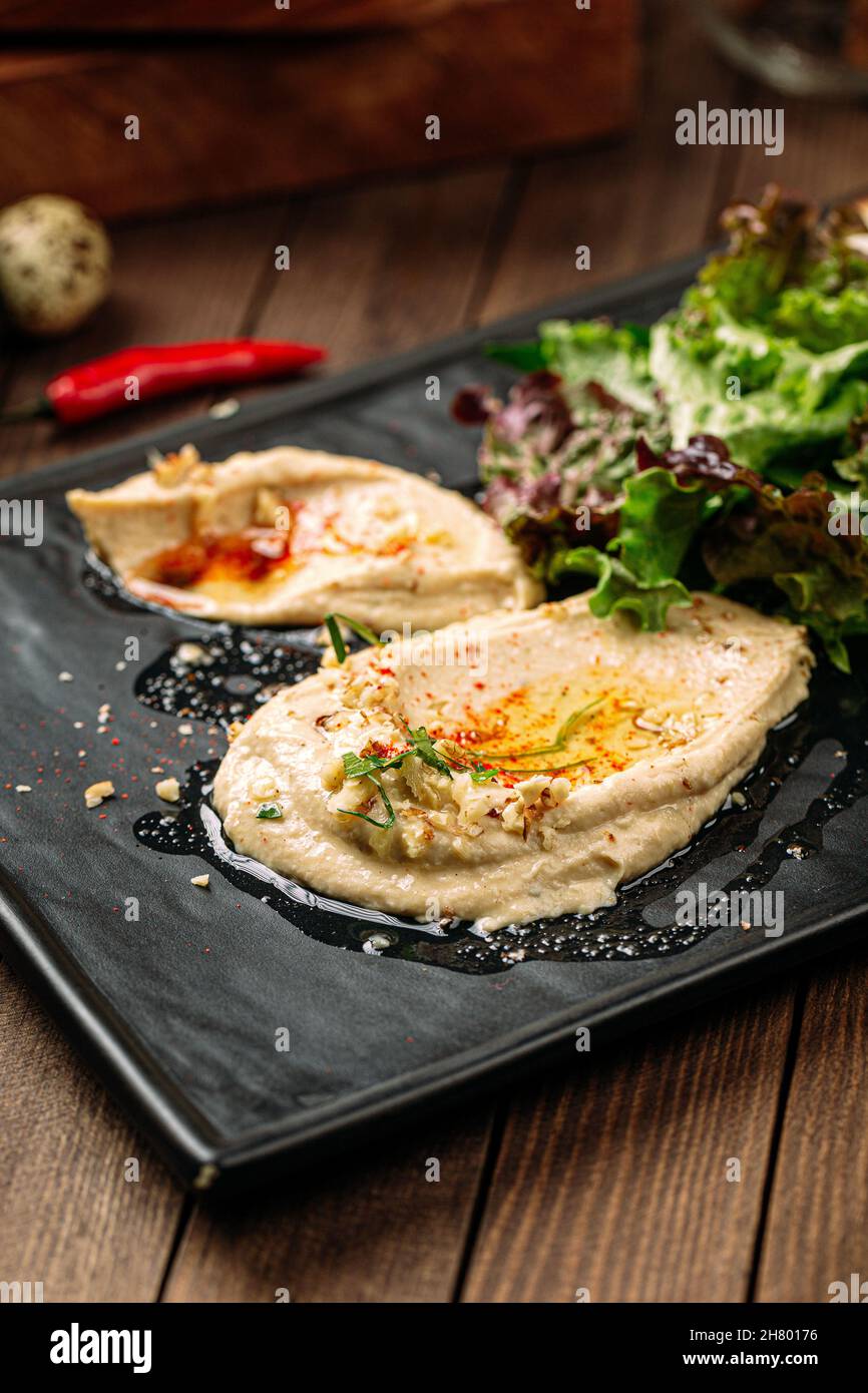 Klassische Hummus-Aufstrich-Sauce mit Pita-Brot Stockfoto