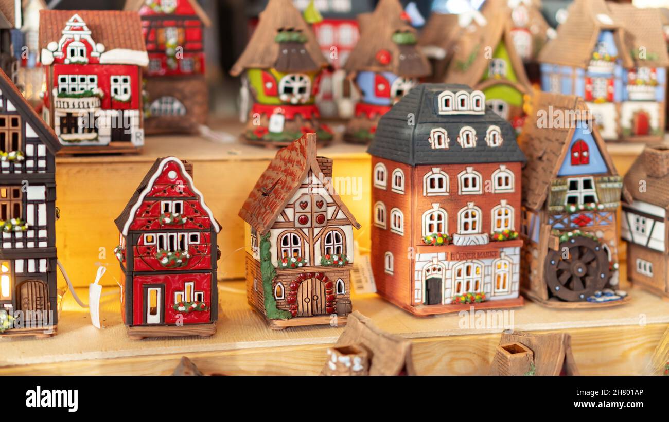 Alte europäische Häuser stehen in der Nähe auf einem Regal. Schöne Souvenirs auf dem Weihnachtsmarkt. Mittelalterliche Keramikhäuser aus deutschen Städten. Altstadt Straße t Stockfoto