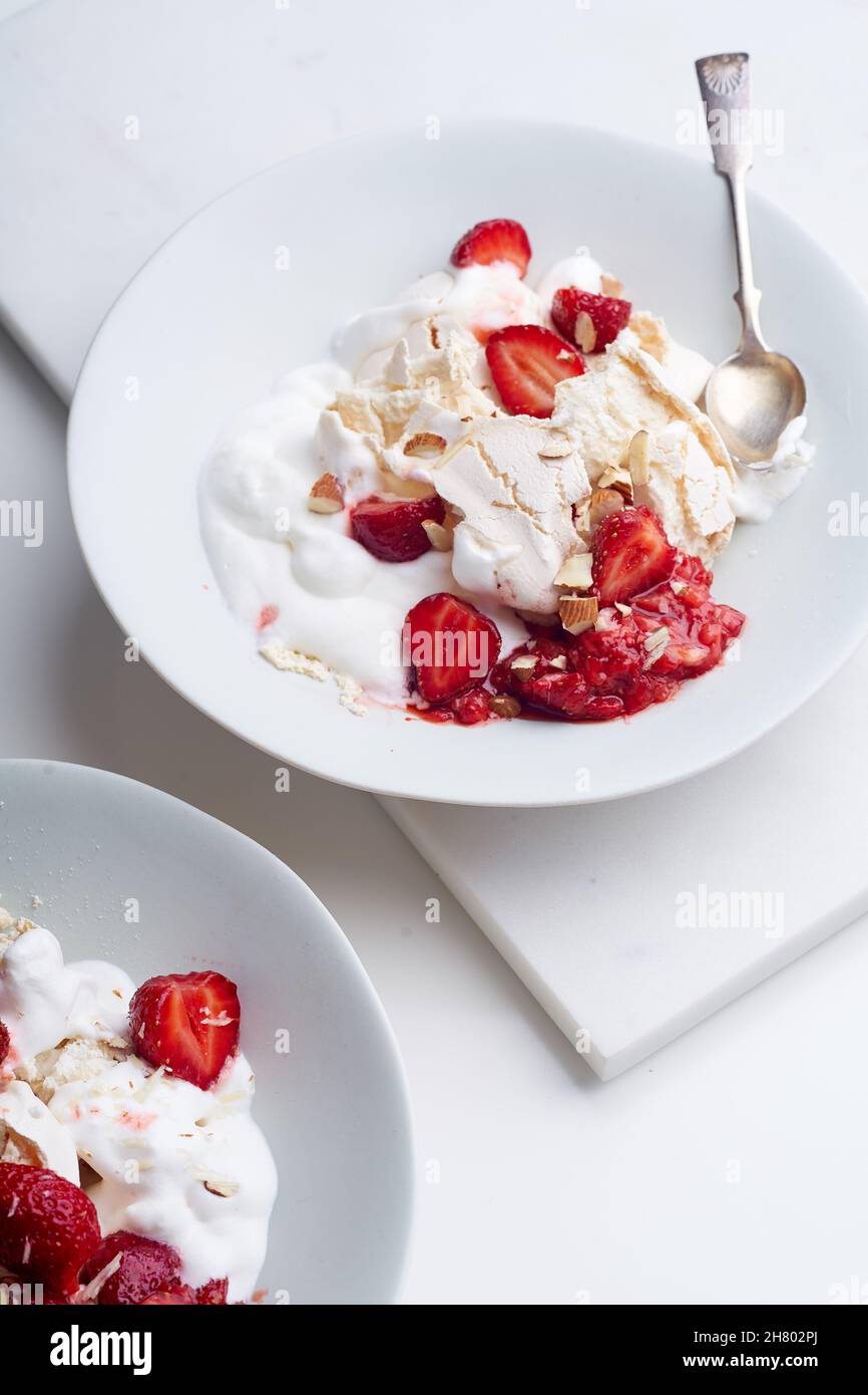 Eton's Schlammsummer mit Beeren, zerdrückter Baiser und Schlagsahne Stockfoto