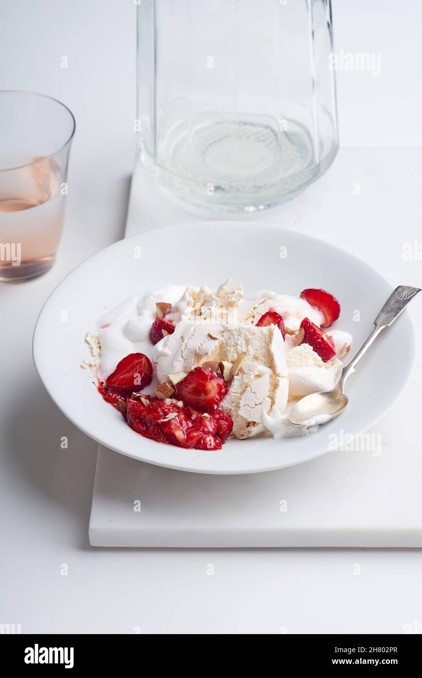 Dessert mit Beeren, Baiser und Schlagsahne. Eton's Chaos mit Erdbeeren, süße Leckerbissen mit Sommerlaune Stockfoto