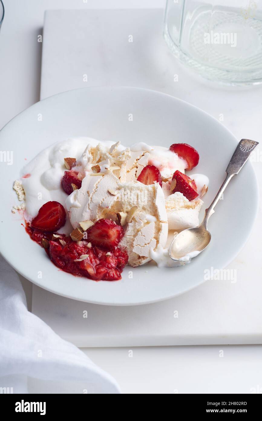 Dessert mit Beeren, Baiser und Schlagsahne. Eton's Chaos mit Erdbeeren, süße Leckerbissen mit Sommerlaune Stockfoto
