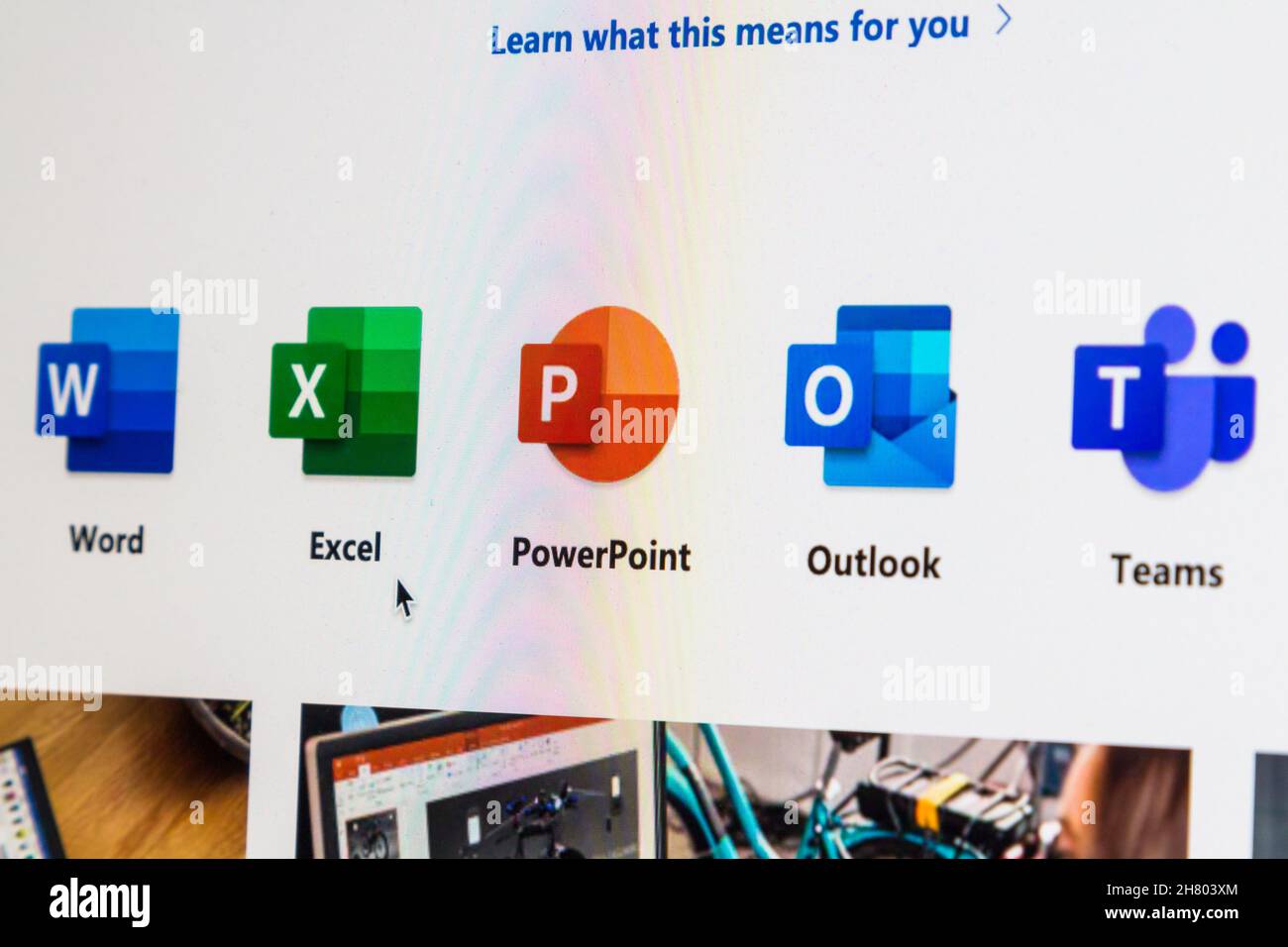Microsoft-Website mit Symbolen der Office-Suite (Word, Excel, PowerPoint, Outlook, Teams) auf dem Computerbildschirm im Browser Stockfoto