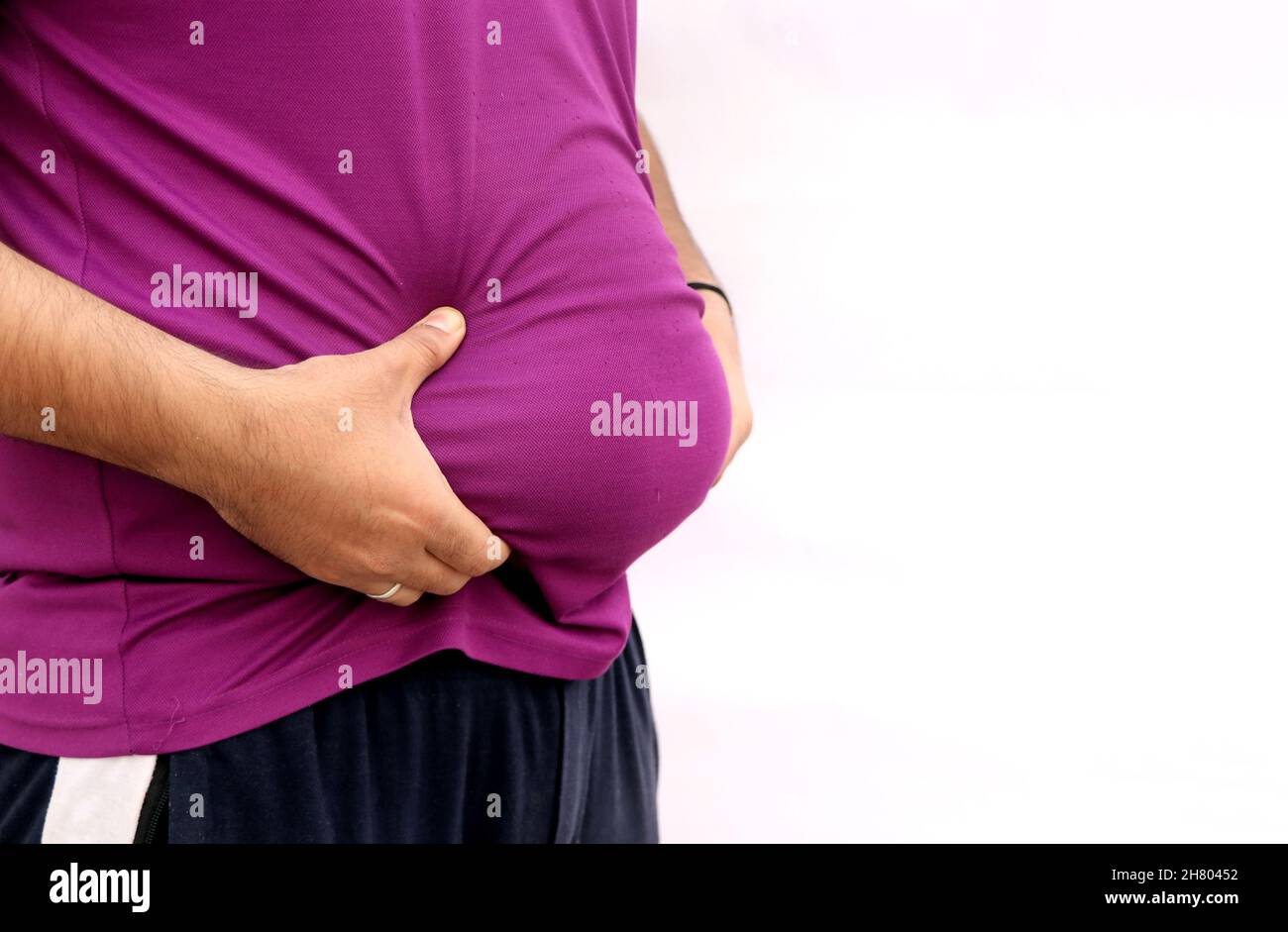 Ein Porträt eines asiatischen fetten Mannes zeigt seinen Körper und seinen großen Bauch. Konzept der Adipositas Stockfoto