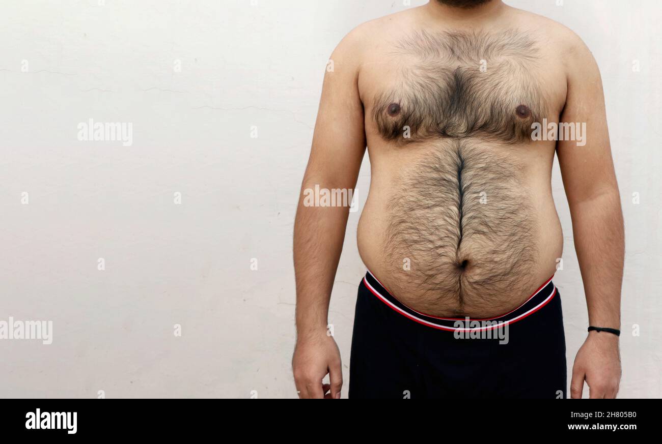 Ein Porträt eines asiatischen fetten Mannes zeigt seinen Körper und seinen großen Bauch. Konzept der Adipositas Stockfoto