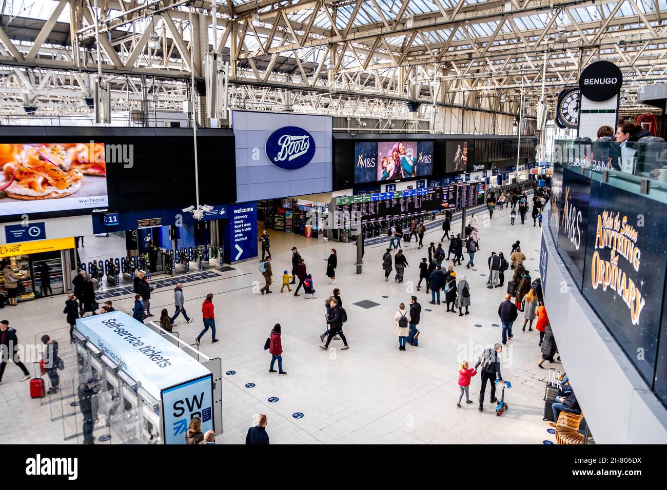 Waterloo London England Großbritannien, November 21 2021, Menschen, die durch die Waterloo Main Line Station laufen, tragen Protective Covid-19 Coronavirus Protective FAC Stockfoto